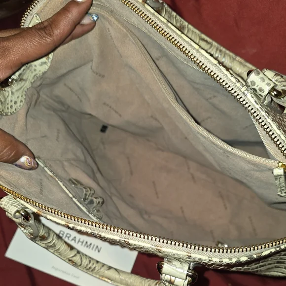 Elegant Crocodile-Embossed Tan Handbag - Picture 6 of 7